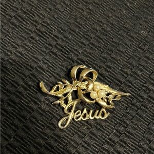 Elegant Gold Brooch with Pearl Accents